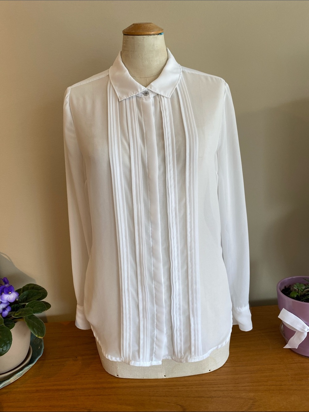Guess long sleeved white blouse. Sheer fabric of unknown content. Med 🤍🤍🤍